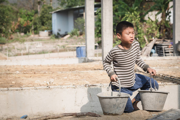 Bambini che lavorano in cantiere per la giornata mondiale contro il concetto di lavoro minorile, povertà, tratta di esseri umani. - Foto, immagini