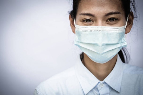 Женщина в маске, покрывает лицо, чтобы предотвратить инфекционное заболевание, COVID 19, коронавирус, портрет женщины в медицинской маске. Пациентка, место для копирования - Фото, изображение