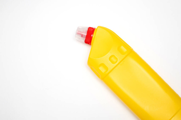 bottiglia di plastica gialla isolata su sfondo bianco. Tanica di plastica con detergente. - Foto, immagini