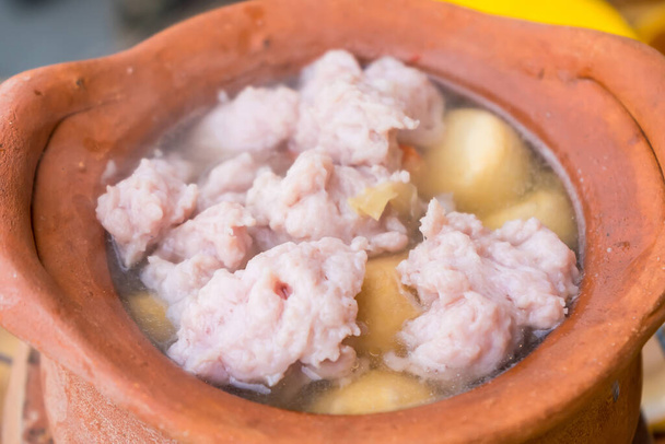 vue de la viande de porc avec baguettes sur chaudron et légumes pour shabu.Asian concept alimentaire.Focus sélectif. - Photo, image