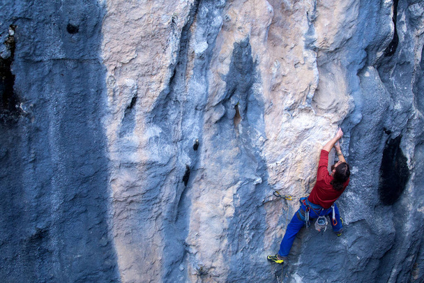 Сильний чоловік піднімається на скелі, піднімається на гору в Туреччині, навчає витривалості і сили, людина в екстремальних видах спорту, Рок-скелелазіння навчає природи.. - Фото, зображення