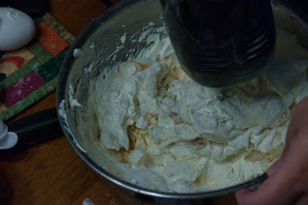un mélangeur électrique tourbillonnant un bol d'ingredince dans une pâte - Photo, image
