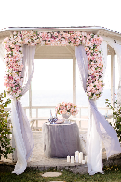 Fermer arche de mariage décorée de roses. - Photo, image