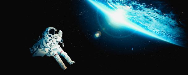 Astronauten-Raumfahrer machen Weltraumspaziergang während er für Raumstation arbeitet - Foto, Bild