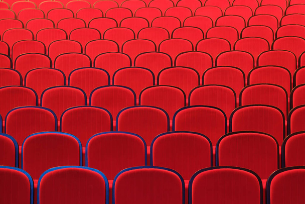 Righe di sedie rosse vuote nella sala da concerto - Foto, immagini