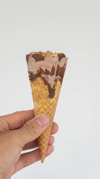 Beyaz arka planda izole edilmiş çikolatalı dondurma - Fotoğraf, Görsel