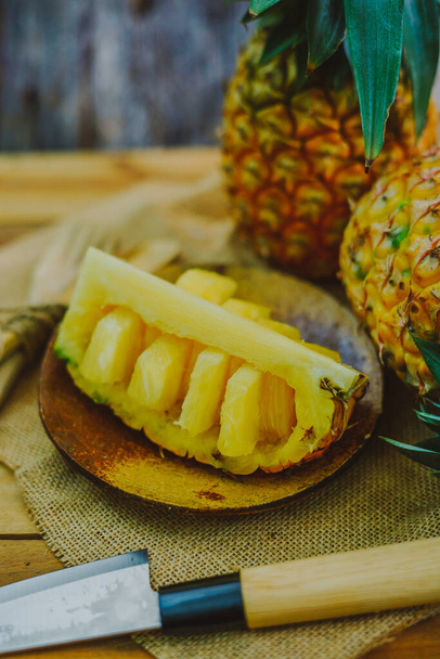 ananas na pozadí dřevěné textury - Fotografie, Obrázek
