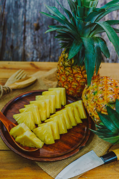 ananas op de houten textuur achtergrond - Foto, afbeelding