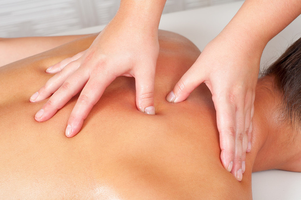 Jovens mulheres recebendo de volta massagem
 - Foto, Imagem