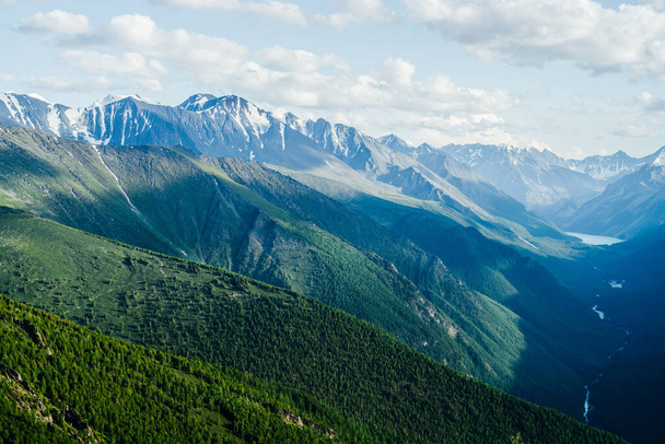 Impresionante vista aérea a grandes montañas, glaciar y verde valle del bosque con lago alpino y río. Hermoso paisaje alpino de vastas extensiones. Maravilloso paisaje vívido de tierras altas con montañas gigantes. - Foto, imagen
