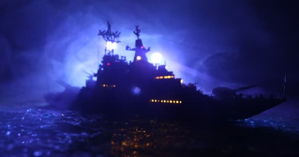 Concepto de guerra. Escena de batalla nocturna en el mar. Efecto dramático de nubes tonificadas. Silueta de la nave de batalla en la noche. Decoración de mesa creativa en miniatura. Enfoque selectivo - Metraje, vídeo