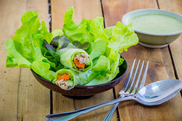 Rouleau de salade de légumes frais avec vinaigrette - Photo, image