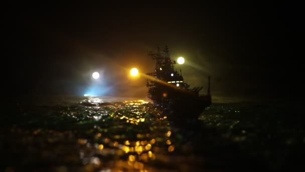 Concepto de guerra. Escena de batalla nocturna en el mar. Efecto dramático de nubes tonificadas. Silueta de la nave de batalla en la noche. Decoración de mesa creativa en miniatura. Enfoque selectivo - Metraje, vídeo