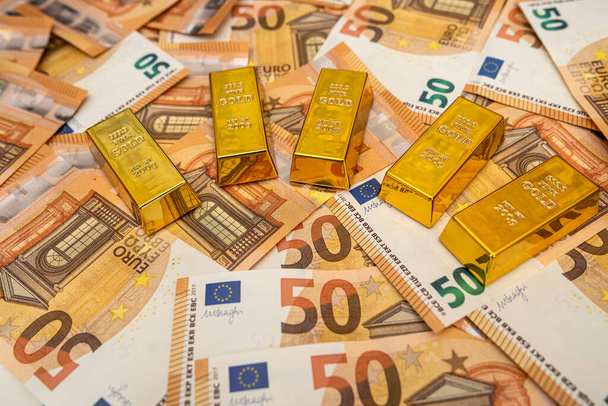  Μεγάλο ποσό των 50 ευρώ χαρτονομίσματα και ράβδοι χρυσού έννοια αποταμίευσης - Φωτογραφία, εικόνα