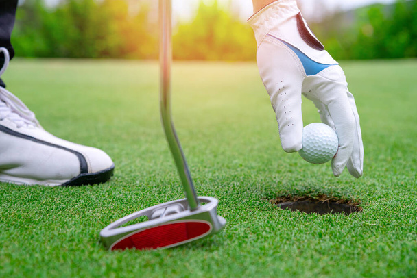 Закрыть мячик для гольфа на зеленой траве. гольф-клуб - Фото, изображение