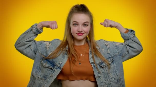 Chica mostrando bíceps, sintiendo fuerza de poder para luchar por los derechos, energía para ganar el éxito lucha ganar - Metraje, vídeo