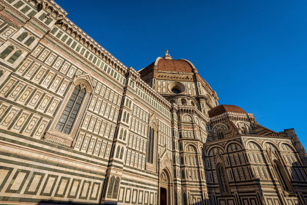 Ο καθεδρικός ναός της Φλωρεντίας (Duomo di Santa Maria del Fiore) με τον περίφημο τρούλο του αρχιτέκτονα Filippo Brunelleschi. Τοσκάνη, Ιταλία, Ευρώπη. - Φωτογραφία, εικόνα