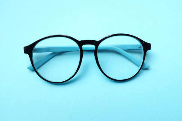 top view and flat lay round black Eye Glasses isolate on orange Background - Foto, Imagem