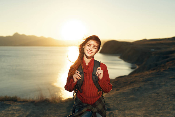 wesoła kobieta turysta z plecakiem na świeżym powietrzu wolność podróży wakacje - Zdjęcie, obraz