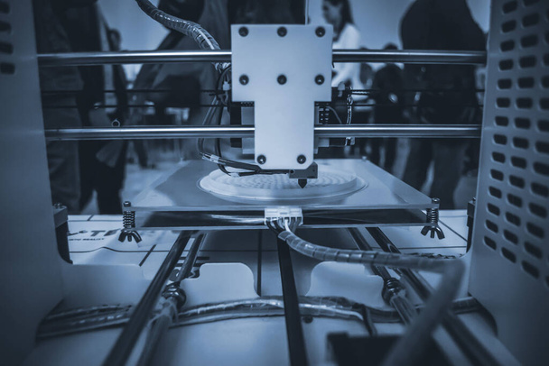 Le processus de travail de l'imprimante 3D et la création d'un objet tridimensionnel - Photo, image