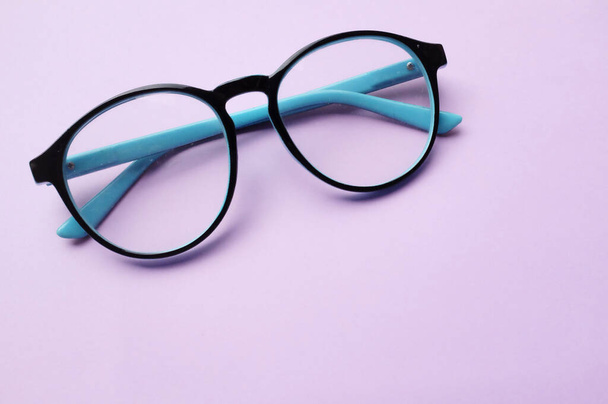 kopírovat prostor kulatý černý Oční brýle izolovat na fialové pastelové pozadí - Fotografie, Obrázek