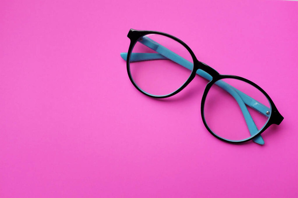 copiar espacio redondo negro Ojo gafas aislar sobre fondo rosa - Foto, imagen