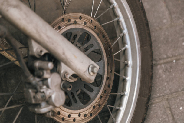 A closeup shot of an old bicycle wheel - Фото, зображення