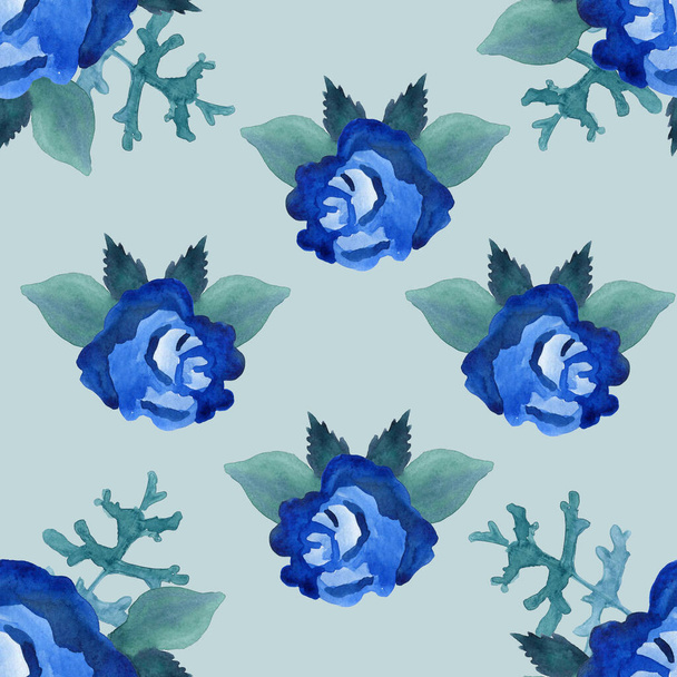 Синий большой акварельный цветы с большими мазками кисти на зеленом фоне - Фото, изображение