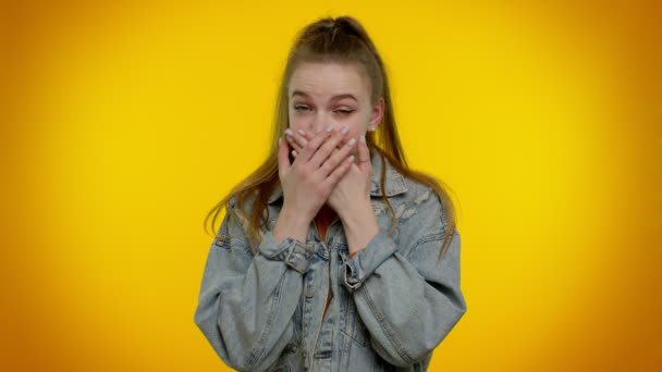 Verängstigtes Mädchen, das den Mund schließt, gestikuliert nein und weigert sich, schreckliche Geheimnisse, die Wahrheit zu sagen - Filmmaterial, Video