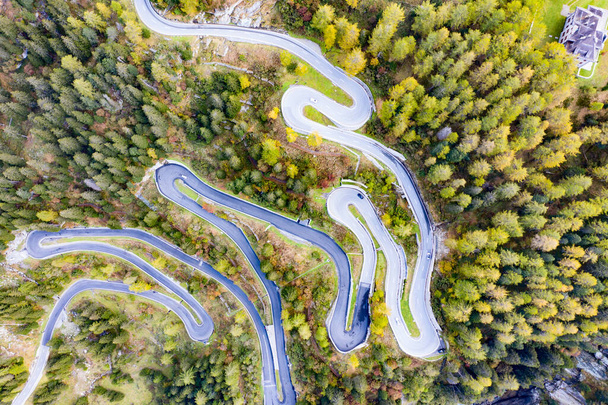 Winding road of the Maloja pass connecting Switzerland and Italy - Foto, Bild