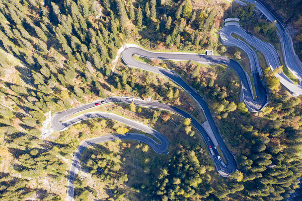 Winding road of the Maloja pass connecting Switzerland and Italy - Фото, изображение
