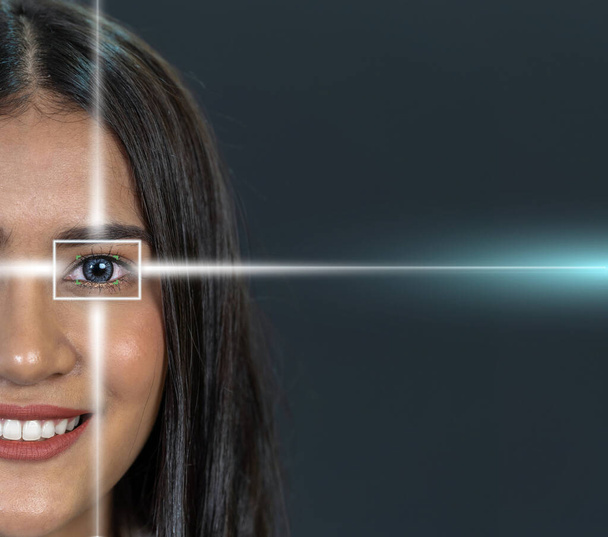 Skanowanie oczu młodej kobiety azjatyckiej światłem laserowym na ciemnym tle, wizja i koncepcja identyfikacji - Zdjęcie, obraz