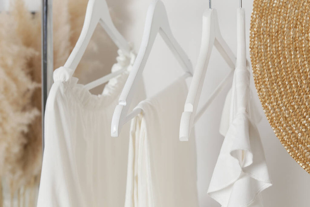 Damenmode. Weiße Sommerkleidung aus natürlichen Viskose- und Baumwollstoffen im Modeatelier. - Foto, Bild