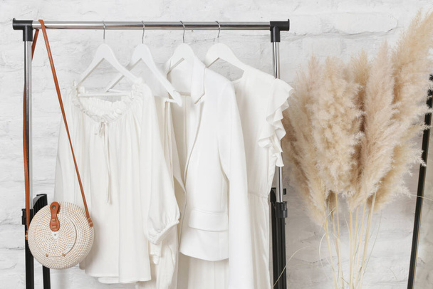 Kadın modası. Moda atölyesinde doğal kumaş ve pamuktan yapılan yaz beyazı elbiseler.. - Fotoğraf, Görsel