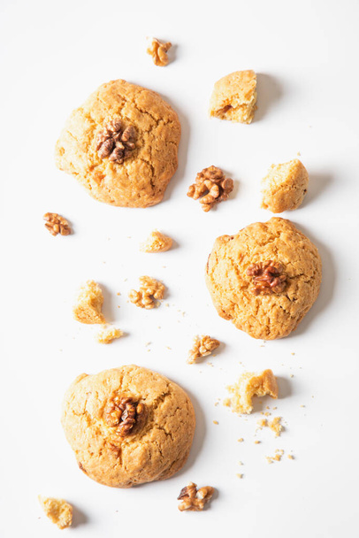 σπιτικά μπισκότα με κομματάκια σοκολάτας με ξηρούς καρπούς σε λευκό φόντο, top view. - Φωτογραφία, εικόνα
