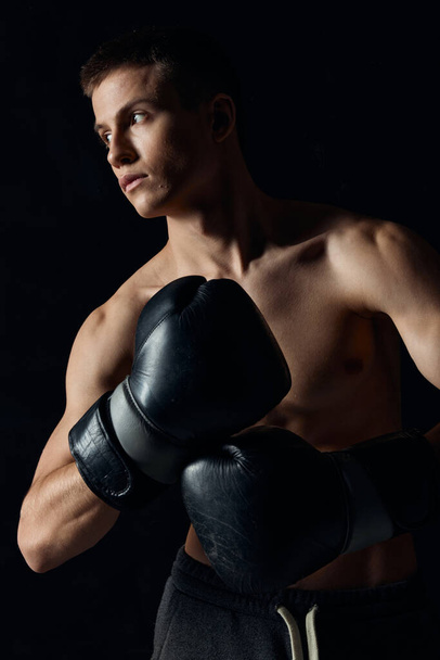 hombre usando guantes de boxeo desnudo torso negro fondo recortado ver modelo fitness culturista - Foto, Imagen