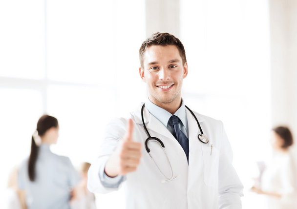 Arzt mit Stethoskop zeigt Daumen hoch - Foto, Bild