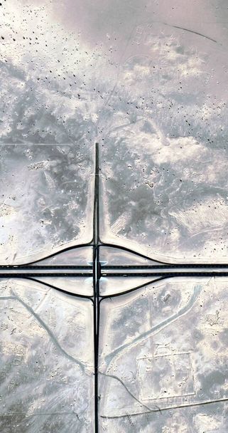  pionowa abstrakcyjna fotografia pustyń Afryki z powietrza, widok z powietrza pustynnych krajobrazów, Gatunek: Abstrakcyjny Naturalizm, od abstrakcyjnego do figuralnego, - Zdjęcie, obraz