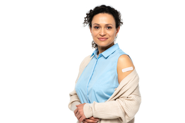 African american woman with adhesive plaster on arm smiling isolated on white  - Fotoğraf, Görsel
