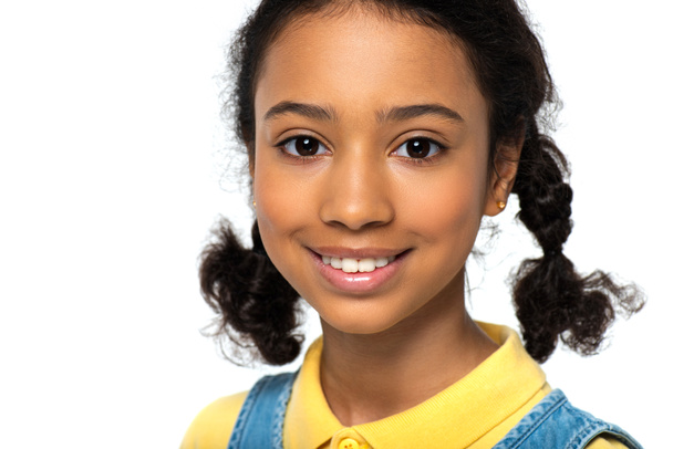 Χαμογελώντας αφροαμερικανό παιδί κοιτάζοντας κάμερα απομονωμένη σε λευκό  - Φωτογραφία, εικόνα