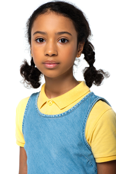 Portrait d'un enfant afro-américain regardant une caméra isolée sur blanc  - Photo, image