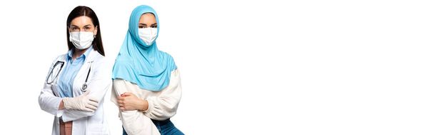 Muzułmański pacjent i lekarz w masce medycznej patrząc na kamerę odizolowaną na białym, banerze  - Zdjęcie, obraz