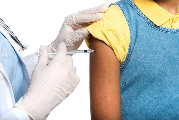 Vista recortada de médico em luvas de látex fazendo vacinação de criança afro-americana isolada em branco  - Foto, Imagem