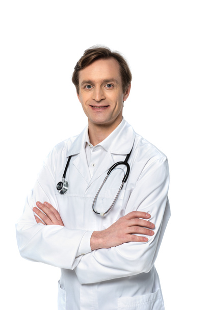 Vidám orvos áll keresztbe tett karokkal elszigetelt fehér  - Fotó, kép
