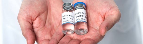 Обрізаний вид коронавірусної вакцини в руках лікаря ізольовано на білому фоні, банер
  - Фото, зображення