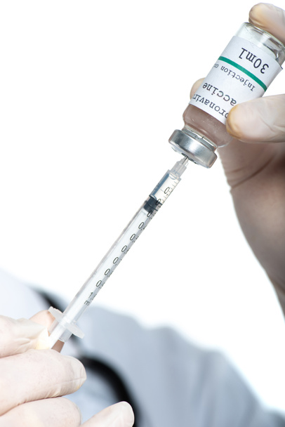 Vista ritagliata della siringa e del vaccino coronavirus nelle mani del medico isolato su bianco  - Foto, immagini