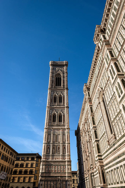 Η πλαϊνή πρόσοψη του καθεδρικού ναού της Φλωρεντίας, Duomo της Santa Maria del Fiore και καμπαναριό του Giotto di Bondone (Campanile). Μνημείο παγκόσμιας κληρονομιάς της UNESCO, Piazza del Duomo, Τοσκάνη, Ιταλία, Ευρώπη. - Φωτογραφία, εικόνα