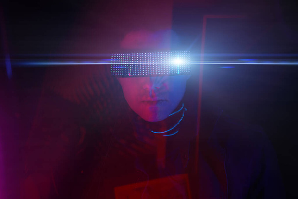 Cyberpunk styl portrét muže v futuristickém kostýmu. - Fotografie, Obrázek