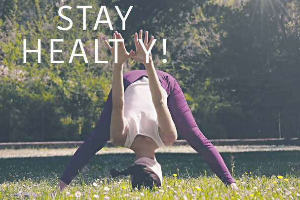 Femme en position tête haute avec le texte "rester en bonne santé" - Photo, image
