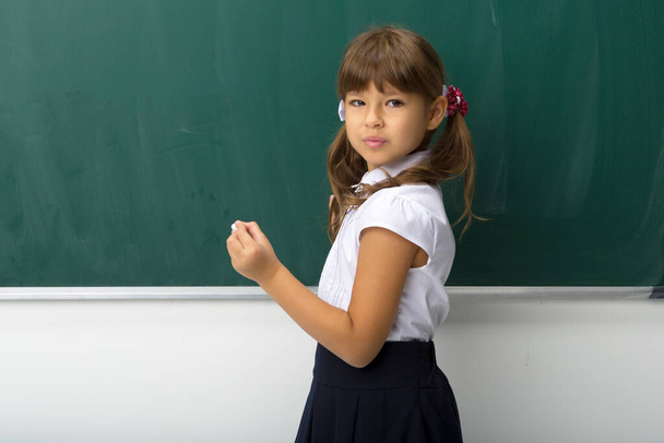 Pretty girl posing at blackboard - Foto, Bild